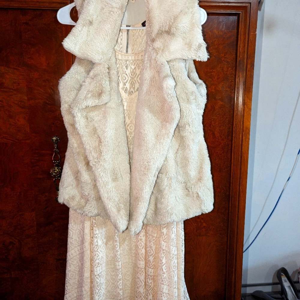 A nice lace dress with the vest fur jacket